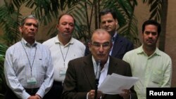 Wakil pemerintah Kolombia melalui perunding Humberto de la Calle (tengah) memberikan keterangan kepada media di Havana (Foto: dok). Pemerintah Kolombia dan pemberontak FARC telah menyepakati reformasi pertanahan, yang merupakan kemajuan besar pertama dalam upaya mengakhiri pemberontakan yang telah berlangsung selama 50 tahun di negara itu.