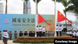 香港当局在港区国安法颁布数小时后举行回归周年升国旗仪式（香港政府2020年7月1日照片）