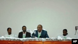 Filomeno Vieira Lopes (centro esquerda), com Justino Pinto de Andrade, numa acção do Bloco Democrático, em Luanda (foto de arquivo)