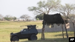 Sebuah kendaraan lapis baja terlihat diparkir di dekat markas besar pasukan gabungan untuk memberantas militan Boko Haram di Maiduguri, Nigeria (Foto: dok). 