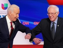 រូបឯកសារ៖ លោក Joe Biden អតីតអនុប្រធានាធិបតីអាមេរិក និងលោក Bernie Sanders សមាជិកព្រឹទ្ធសភាប្រចាំរដ្ឋ Vermont ចូលរួមវេទិកាជជែកដេញដោលលើកទី១១ នៅរដ្ឋធានីវ៉ាស៊ីនតោន កាលពីថ្ងៃទី១៥ ខែមីនា ឆ្នាំ២០២០។