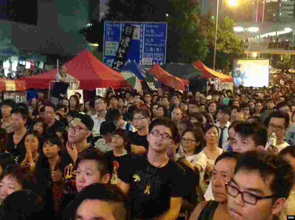 數以千計的學生和市民在金鐘雨傘廣場聲援學聯代表 (美國之音圖片/海彥拍攝)