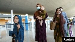 Baadhi ya wakimbizi wa Afghanistan muda mfupi baada ya kuwasili kwenye uwanja wa ndege wa Dulles jimboni Virginia 