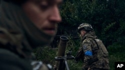 Wanajeshi wa Ukraine baada ya kukomboa mki wa Kupiansk katika eneo la Kharkiv kutoka kwa wanajeshi wa Russia. Sept 23 2022. PICHA: AP