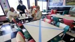 Mesas "marcam" distanciamento social em Tennessee, Estado que teve novo aumento de casos