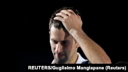 Djokovic dio positivo de coronavirus en junio de 2020, tras disputar una serie de partidos de exhibición que él mismo organizó en Serbia y Croacia, sin distanciamiento social en medio de la pandemia.
