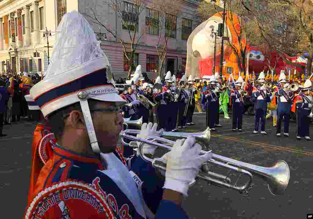 James Leach toca la trompeta mientras los participantes en el desfile del Día de Acción de Gracias de Macy se reúnen antes del inicio del desfile, el jueves 28 de noviembre de 2019, en Nueva York. 