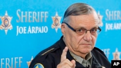 Arpaio, se ha hecho famoso entre los conservadores por sus agresivas persecuciones a indocumentados y sus humillantes tácticas a detenidos, como poner a los presos interiores de color rosado.