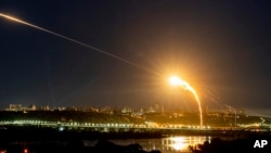 Pertahanan udara Ukraina mencegat drone Shahed di udara dalam serangan udara ketiga Rusia di ibu kota dalam 24 jam terakhir di Kyiv, Ukraina, Selasa, 30 Mei 2023. (Foto: AP/Evgeniy Maloletka)