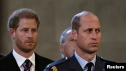 William, Pangeran Wales, dan Pangeran Harry di tengah kedatangan peti jenazahRatu Elizabeth di Westminster Hall di London, Inggris, 14 September 2022. (Foto: REUTERS/Alkis Konstantinidis)