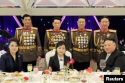北韓官方媒體2023年2月8日發布的照片顯示，北韓領導人金正恩攜夫人和女兒與北韓高級將領在慶祝北韓軍隊建軍75週年的宴會上。