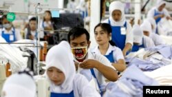 Seorang pekerja sedang menjahit celana di pabrik garmen PT Trisula Garmindo Manufacturing di Bandung, Jawa Barat, 17 September 2013. (Foto: Reuters)