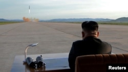 朝鲜中央通讯社（KCNA）发布的这张未注明日期的照片显示朝鲜领导人金正恩（Kim Jong Un）观看朝鲜发射火星12弹道导弹。