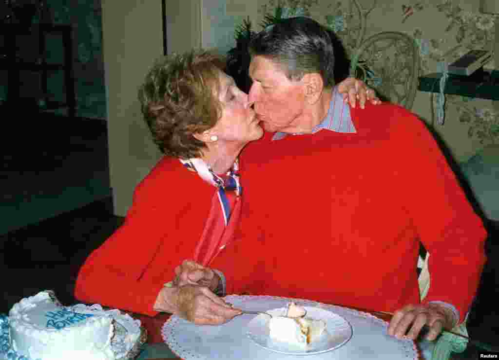 Mantan Presiden AS Ronald Reagan dan istrinya Nancy dalam perayaan ulang tahun Ronald yang ke-89 di rumah mereka di Bel Air, California. 