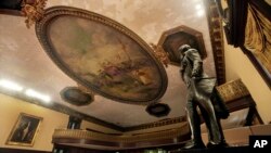 Sur cette photo du 14 juillet 2010, une statue de Thomas Jefferson, à droite, a été installée dans la salle du conseil de l'hôtel de ville de New York. (AP/Richard Drew)