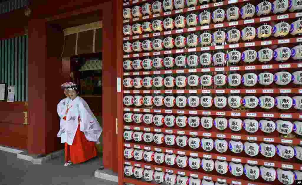 នារីជប៉ុនកាន់សាសនា Shinto ចេញពីទីសក្ការៈមួយនៅវិហារ Kanda Myojin ក្នុងទីក្រុងតូក្យូរប្រទេសជប៉ុន។