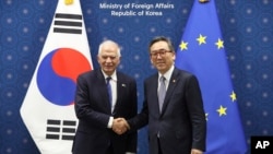 南韓外交部長趙兌烈（右）在首爾外交部與造訪的歐盟外交政策負責人何塞普·博雷利舉行會談。 (2024年11月4日)