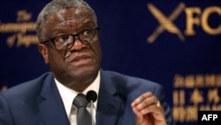 Prix Nobel ya Kimya Denis Mukwege na nokutani na bapanzi sango na Tokyo, Japon, 3 octobre 2019.