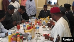 Presiden Nigeria Muhammadu Buhari menerima delegasi dari Partai All Progressives Congress (APC) di Abuja House di London, Inggris, 23 Juli 2017. (Sumber Kepresidenan Nigeria/Dirilis via Reuters)