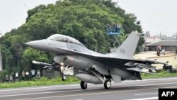 美制F-16V戰機在台灣中部台彰化一條高速公路上降落。 （2019年5月28日）