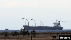 Kapal tanker berisi minyak mentah di pelabuhan Ras Lanuf berhasil dikuasai Angkatan Laut Libya (foto: 8/3).