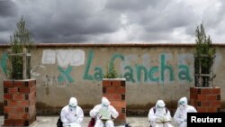 Los trabajadores de la salud ordenan sus informes, en medio del rebrote de COVID-19 en El Alto, Bolivia, el 16 de enero de 2021.