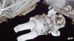 NASA宇航员太空行走(档案照)