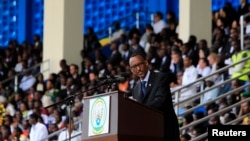Presiden Rwanda Paul Kagame di Kigali menyampaikan penghormatan kepada para korban genosida Rwanda hari Senin (7/4). 