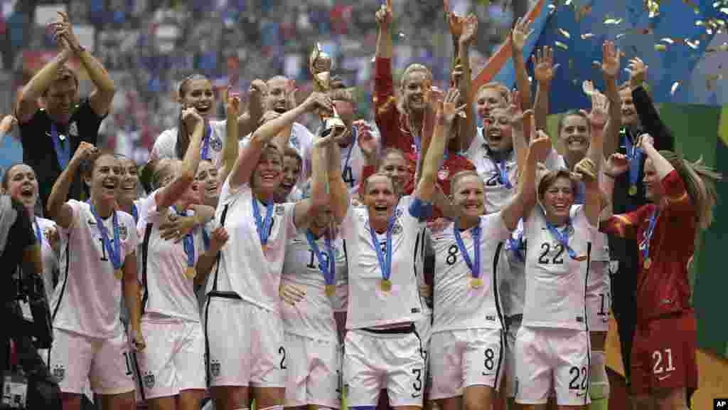 L'équipe nationale féminine des États-Unis célèbre après avoir remporté la Coupe du monde après avoir battu le Japon 5-2 dans le championnat de football de la Coupe du Monde Féminine de la FIFA à Vancouver, Colombie-Britannique, le 5 juillet 2015.