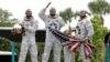 Estatua de los astronautas del Apolo 11, de izquierda a derecha, Michael Collins, Neil Armstrong y Buzz Aldrin en el Centro de Visitantes del Centro Espacial Kennedy.