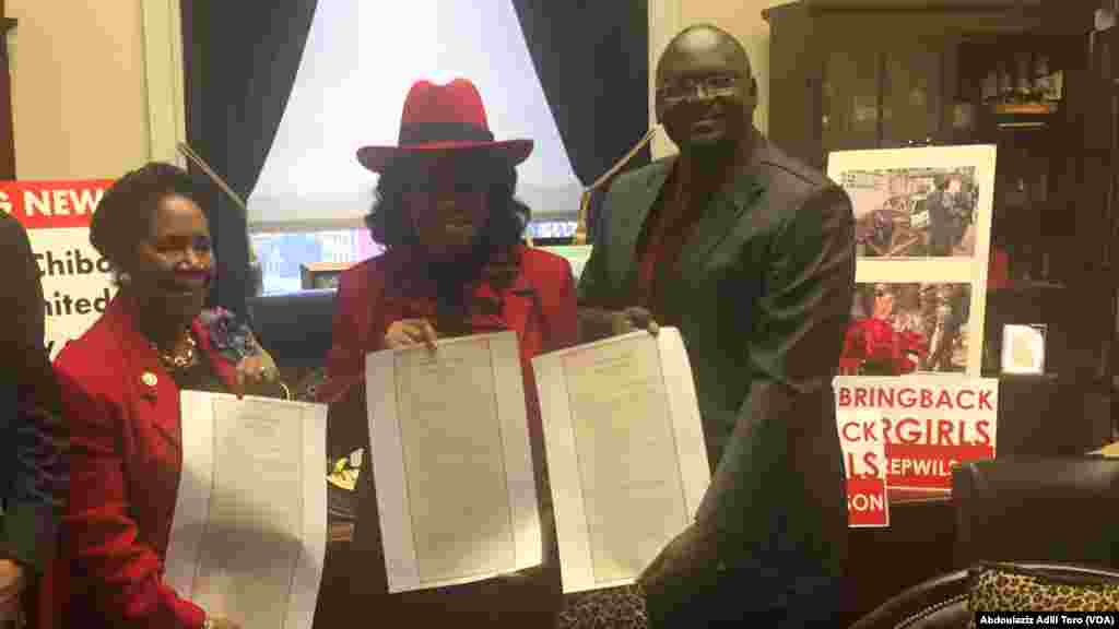 'Yar Majalisar Wakilai Frederica Wilson na murnar samun nasarar dokar da ta gabatar gaban Majalisa.