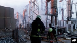 FILE - Petugas pemadam kebakaran memadamkan api di fasilitas listrik setelah serangan Rusia di Kharkiv, Ukraina, Jumat 22 Maret 2024.