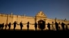 ARCHIVO: Mujeres reunidas alrededor del Convento de San Bernardo en apoyo a las monjas de clausura que acusaron al arzobispo de Salta y a otros jerarcas de la Iglesia de violencia física y psicológica de género en Salta, Argentina, el 3 de mayo de 2022.