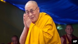 西藏流亡精神领袖达赖喇嘛抵达位于印度达兰萨拉的西藏儿童村学校发表宗教讲话（2015年5月27日）