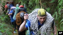 Tim penyelidik Rusia ikut bergabung dalam pencarian kotak hitam pesawat Sukhoi yang mengalami kecelakaan di Gunung Salak, Bogor.