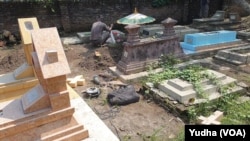 Polisi masih menyelidiki dugaan doktrin intoleransi pada anak-anak yang berujung pada tindakan intoleran, pengrusakan belasan makam Kristen di Solo, Senin, 21 Juni 2021. (Foto: VOA/Yudha)