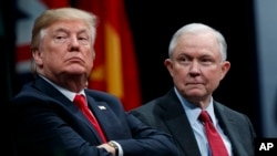 Presiden AS Donald Trump (kiri) bersama Jaksa Agung Jeff Sessions (foto: dok). 