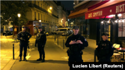 La policía francesa aseguró una calle después de que un hombre mató a un transeúnte en un ataque con arma blanca en el corazón de París e hirió a otros cuatro antes de ser asesinado por la policía, según las autoridades francesas en París, Franc
