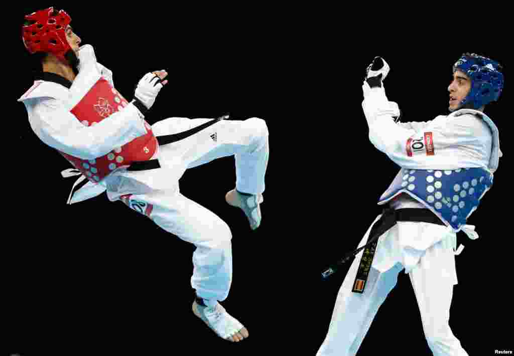 Australia's Safwan Khalil (L) fights against Spain's Joel Gonzalez during their men's -58kg quarterfinal taekwondo match.