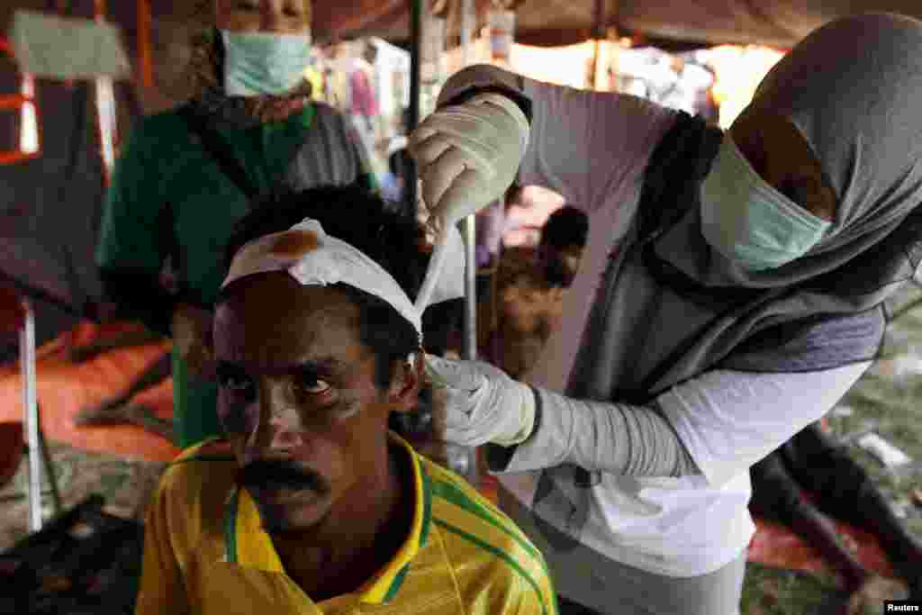 Seorang migran menerima perawatan medis di Kuala Langsa, Aceh (16/5). (Reuters/Roni Bintang)