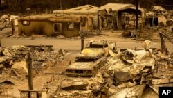 Vehículos y casas consumidas por las llamas en un complejo de casas móviles en Napa, California, el 20 de agosto de 2020.