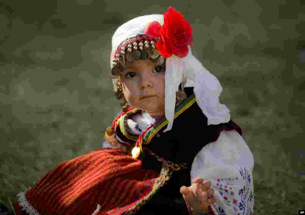 Kristina, anak perempuan Bulgaria berusia 2 tahun mengenakan pakaian tradisional di Pchelina, Bulgaria.