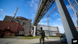 ARHIVA - Ruski vojnik ispred ukrajinske nuklearne elektrane Zaporožje (Foto: AP)