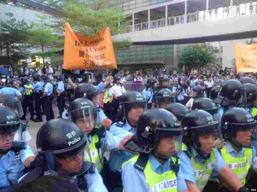 港人聲援佔中抗拒警方封鎖中環金鐘多處癱瘓(美國之音海彥拍攝)