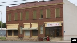 Kantor Marion County Record terletak di seberang Gedung Pengadilan Marion County di Marion, Kansas, Minggu, 13 Agustus 2023. ( AP/John Hanna)