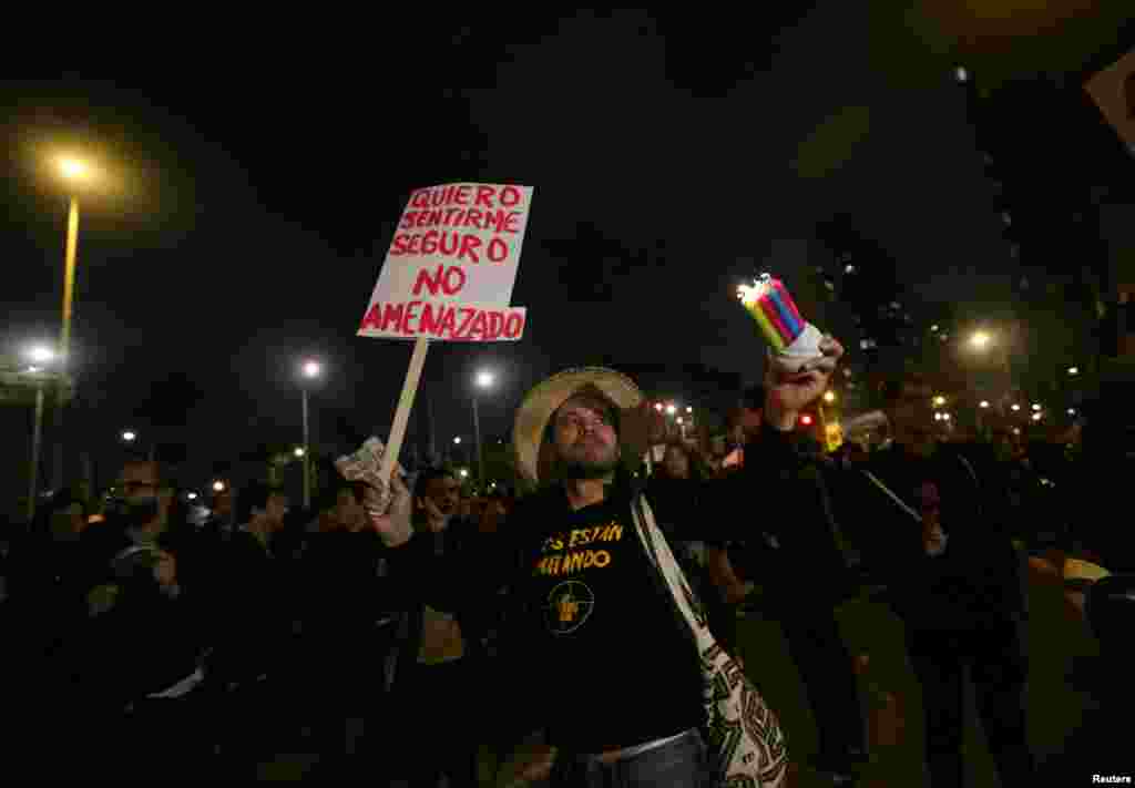 Un manifestante sostiene un cartel que dice "Quiero sentirme seguro, no amenazado" durante una protesta en el Parque Hippies, mientras continúa una huelga nacional en Bogotá, Colombia, el 23 de noviembre de 2019. REUTERS / Luisa Gonzalez.