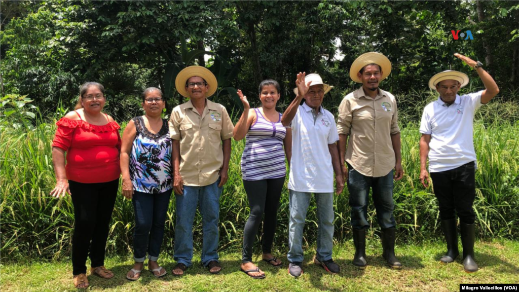 El agricultor Majín Gómez y su familia trabajan arduamente en su finca “La Prometida” para preservar el agua de la cuenca del Canal de Panamá.