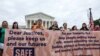 Para demonstran melakukan unjuk rasa yang mendesak MA membatalkan kebijakan imigrasi "Tetap di Meksiko" dalam aksi di depan gedung Mahkamah Agung AS di Washington, DC 21 Juni 2022 lalu (foto: dok). 