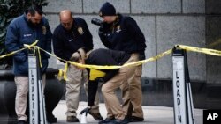Agentes de la unidad de asesinatos de la policía de Nueva York trabajan en las inmediaciones del hotel Hilton de Manhattan, donde Brian Thompson, CEO of UnitedHealthcare, fue asesinato a tiros, el 4 de diciembre de 2024, en Nueva York. (AP Foto/Stefan Jeremiah).