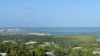 ARCHIVO - La isla de San Andrés en Colombia se ve desde un mirador en el campanario de la Primera Iglesia Bautista el jueves 18 de agosto de 2022.